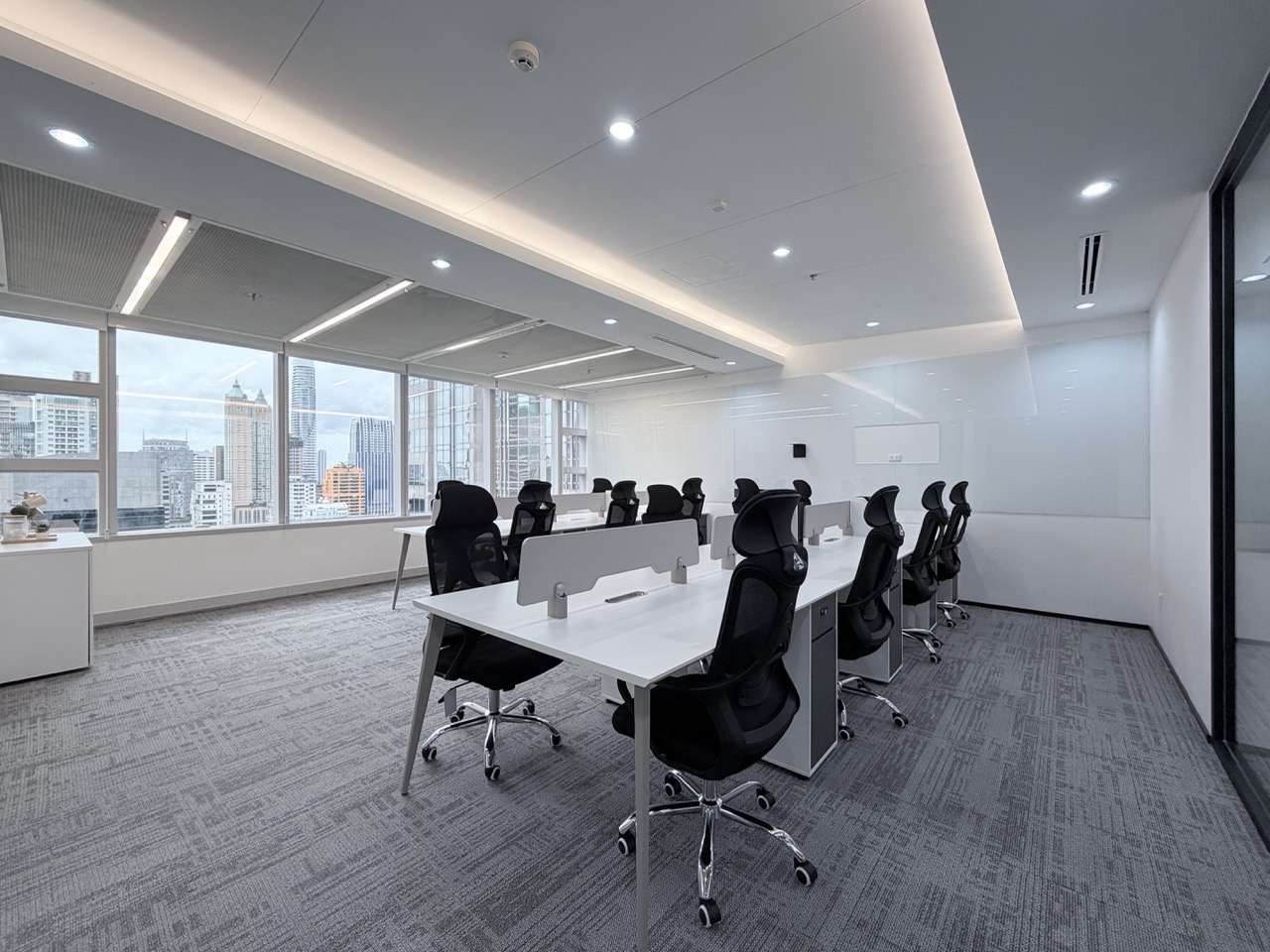 Newly renovated office space with furniture, 550m from BTS Phloen Chit. The building has restaurants and a food court.