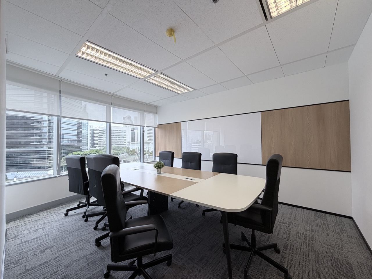Newly renovated office space with furniture, 550m from BTS Phloen Chit. The building has restaurants and a food court.