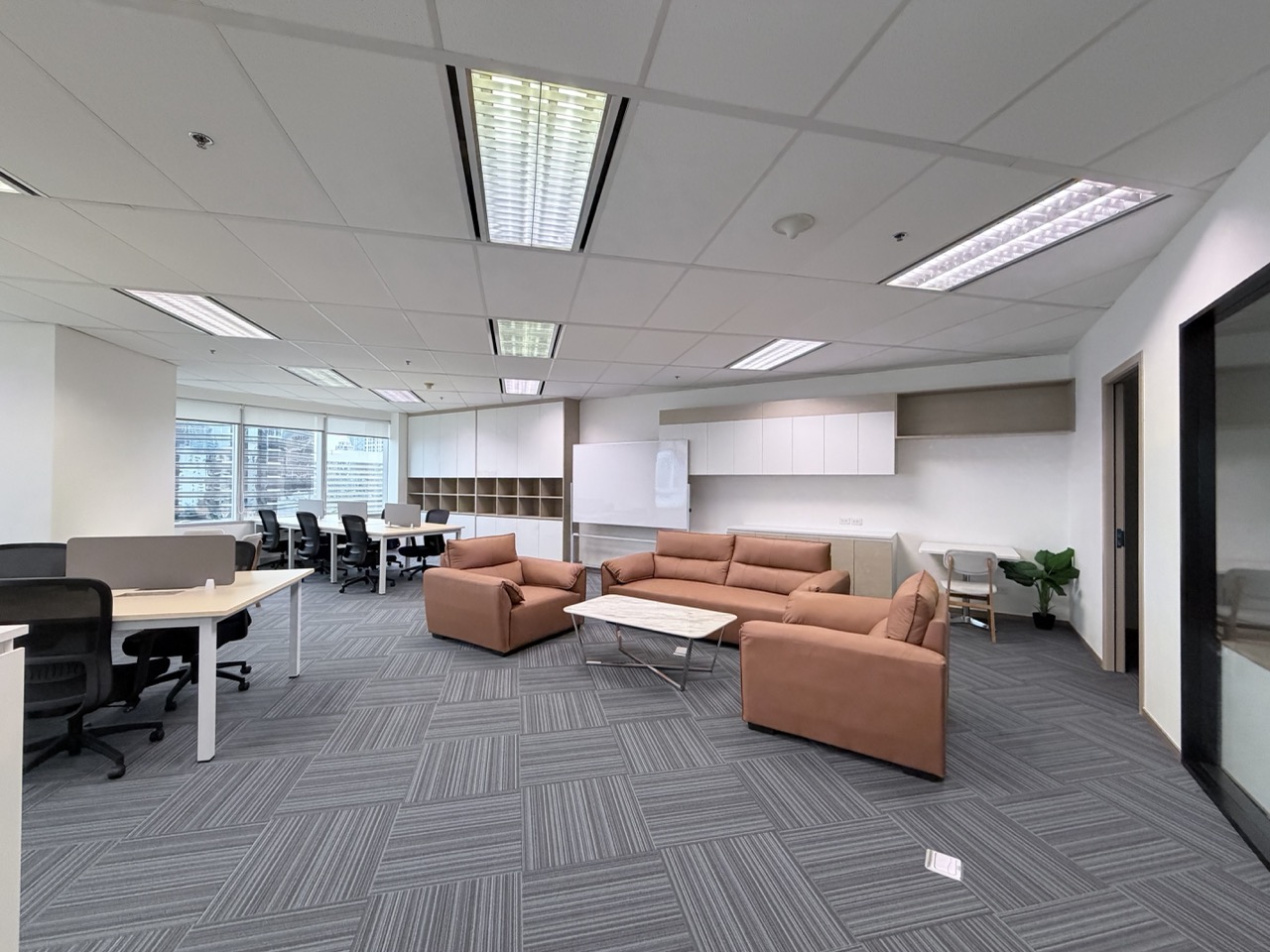 Newly renovated office space with furniture, 550m from BTS Phloen Chit. The building has restaurants and a food court.