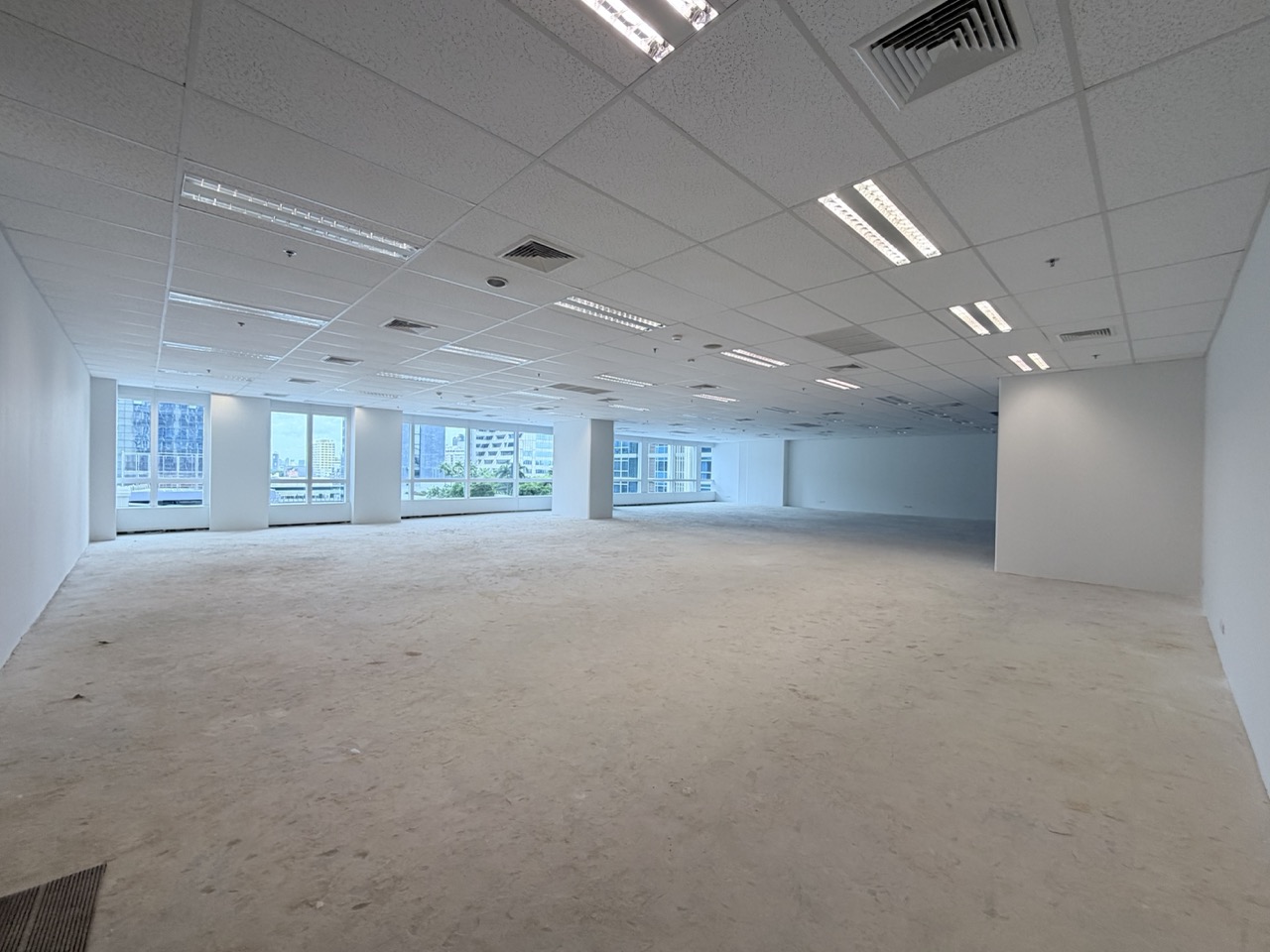 Grade A Office only 200m from BTS Phloen Chit