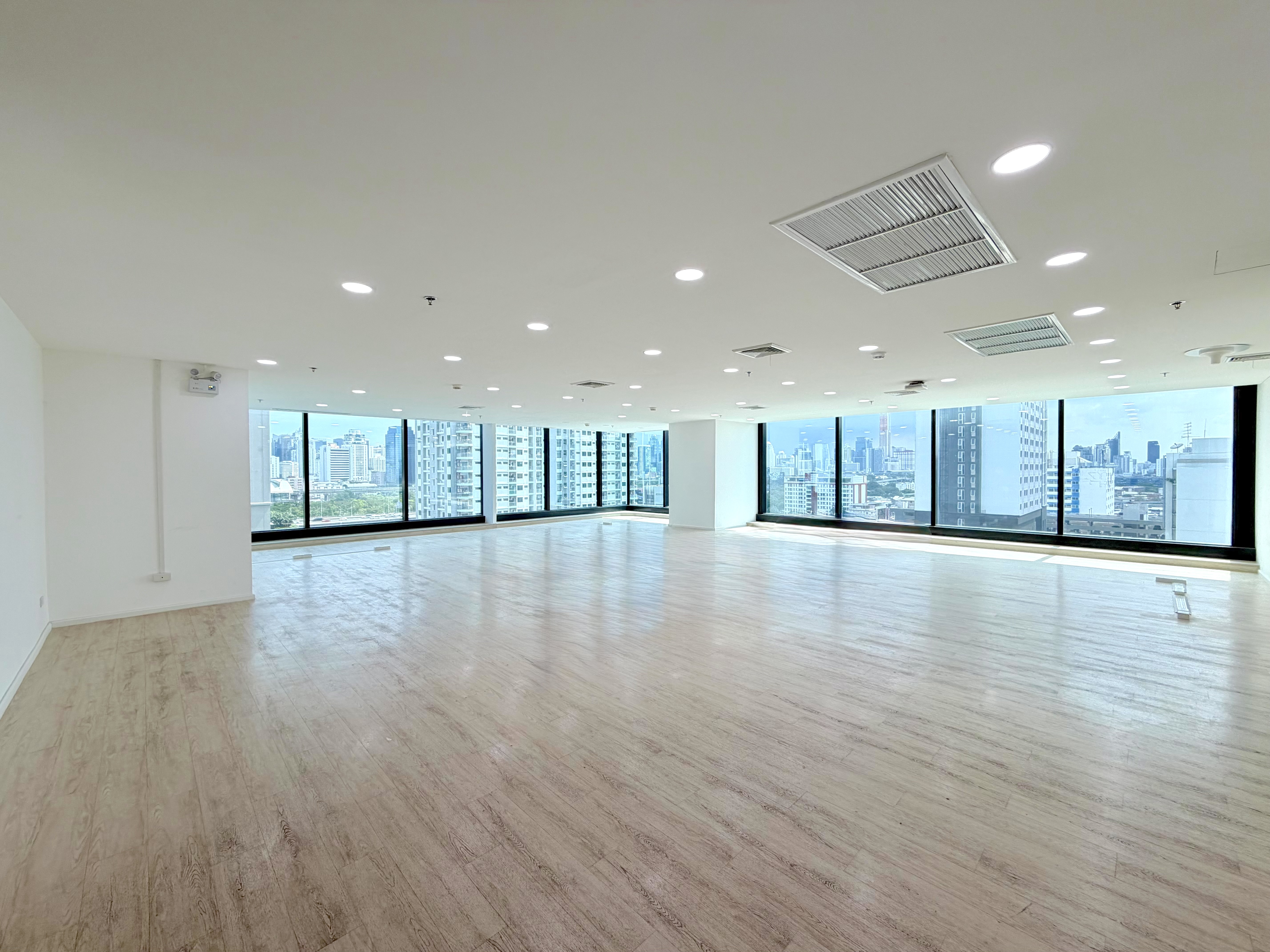 Office with free AC 8:00-22:00, 350m from MRT Rama 9
