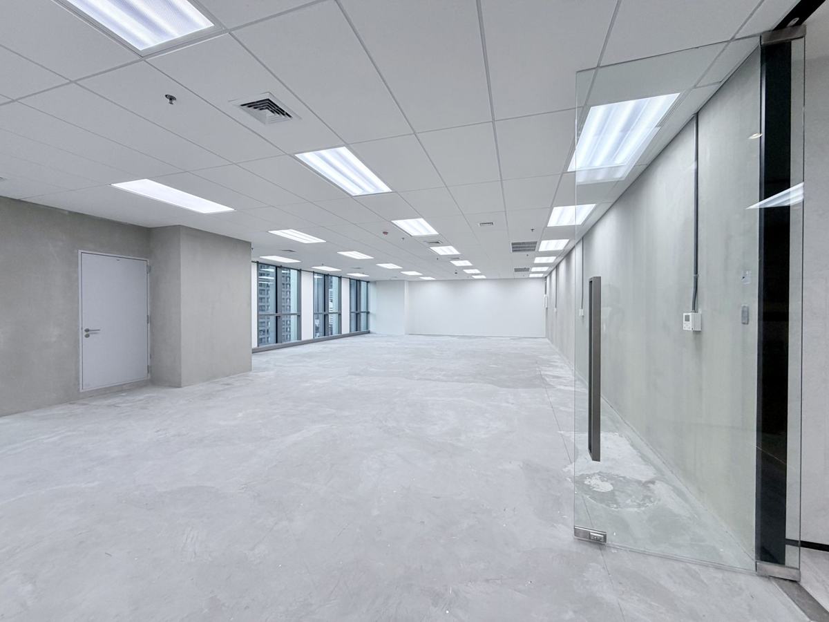New Grade A Office with 24-hour A/C access; near MRT Rama 9