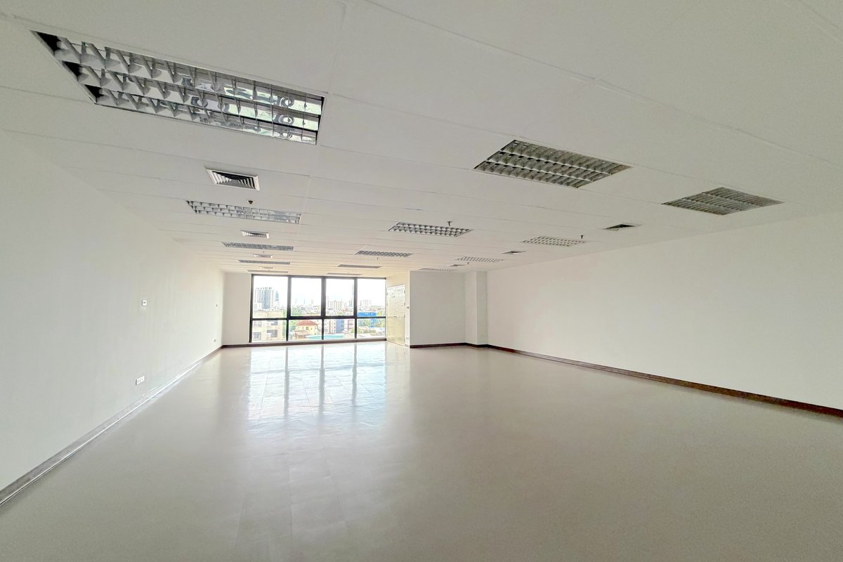 Office next to BTS Surasak, 24hr AC, 7-11 Café & Food Court On-Site