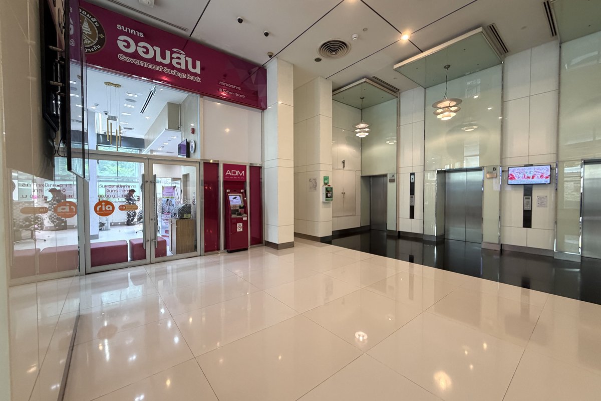 Office next to BTS St. Louis, with flexible air con on/off times.