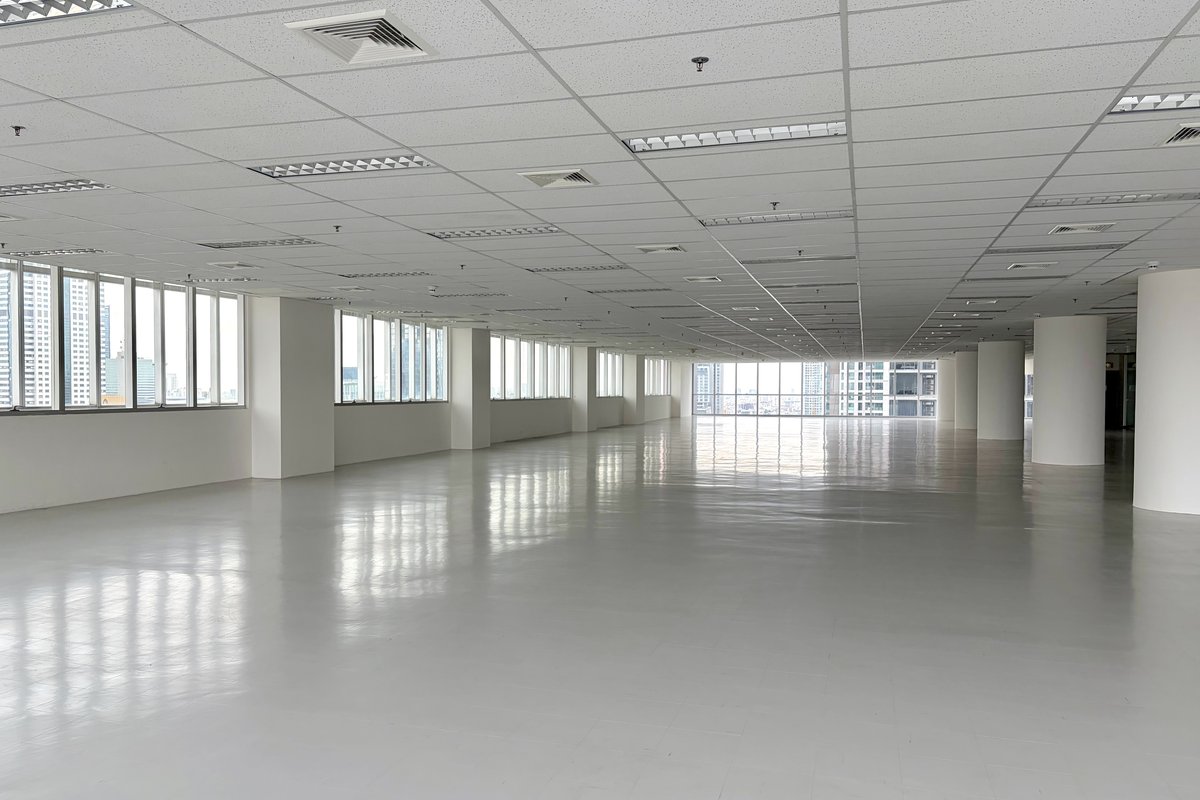 Office next to BTS St. Louis, the extire floor, with flexible air con on/off times.