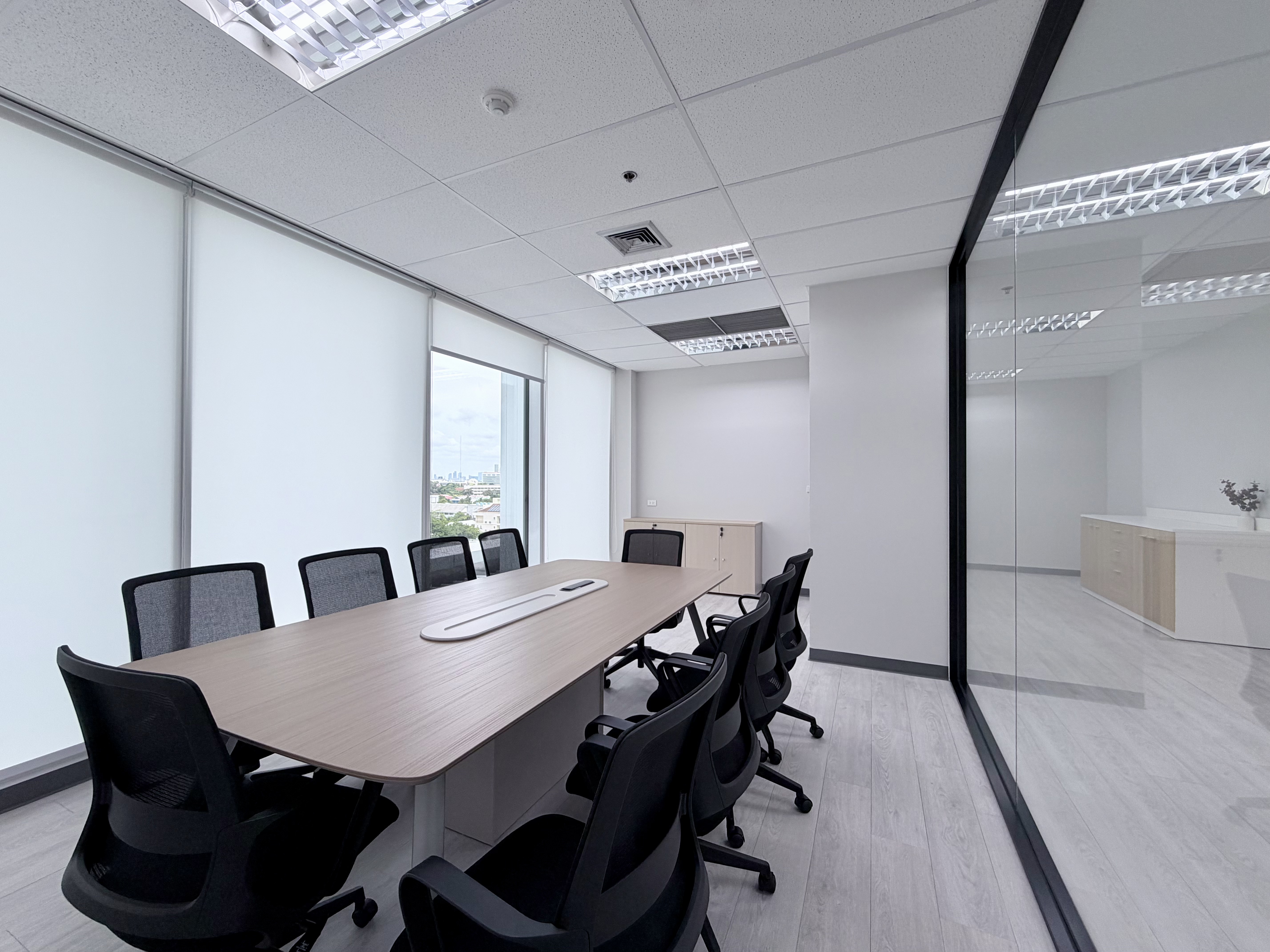 New fully furnished office, near BTS Chong Nonsi, with 7-11 and food court in the building.
