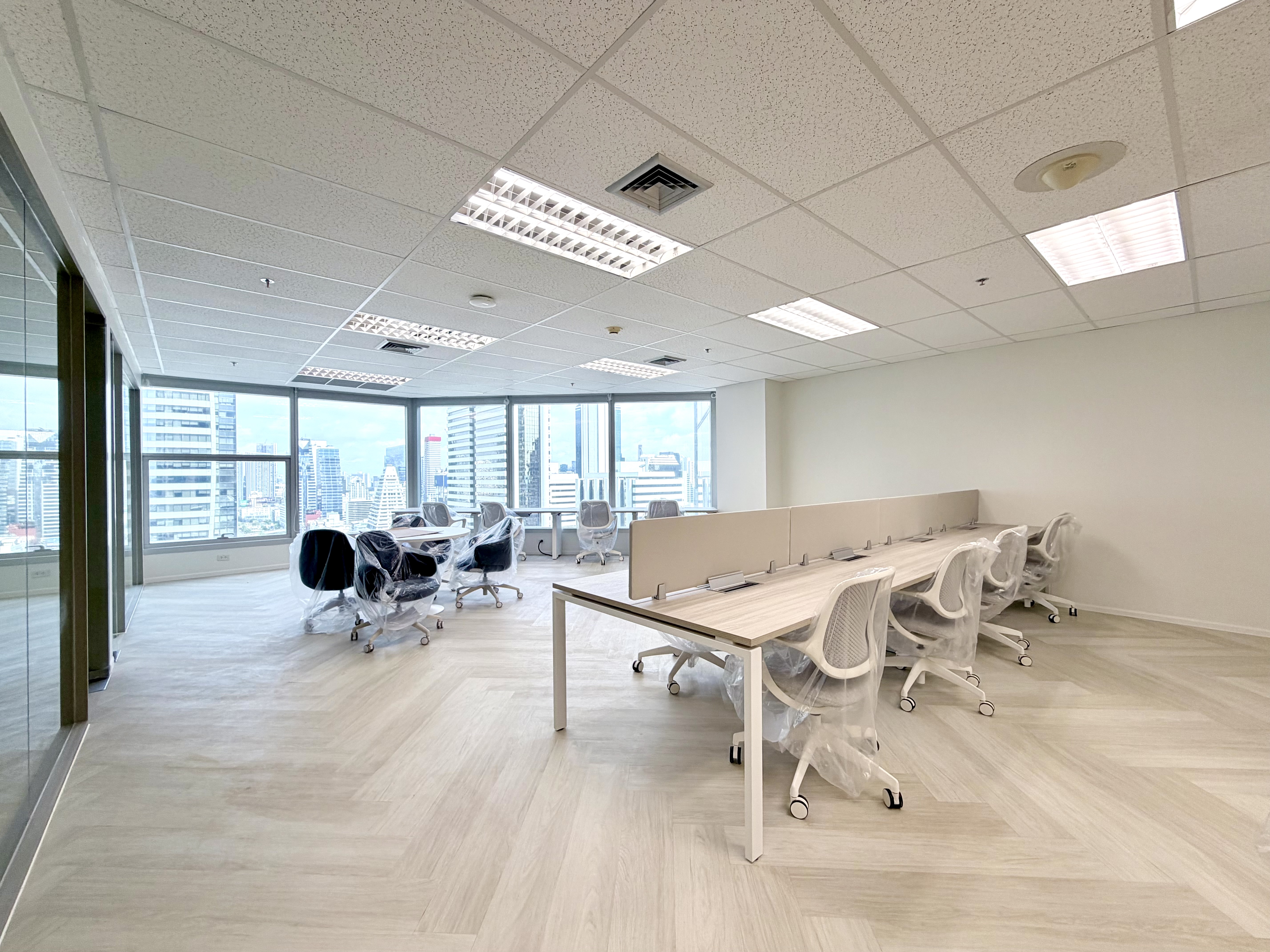 Grade A fully furnished office, Skywalk from BTS Chong Nonsi
