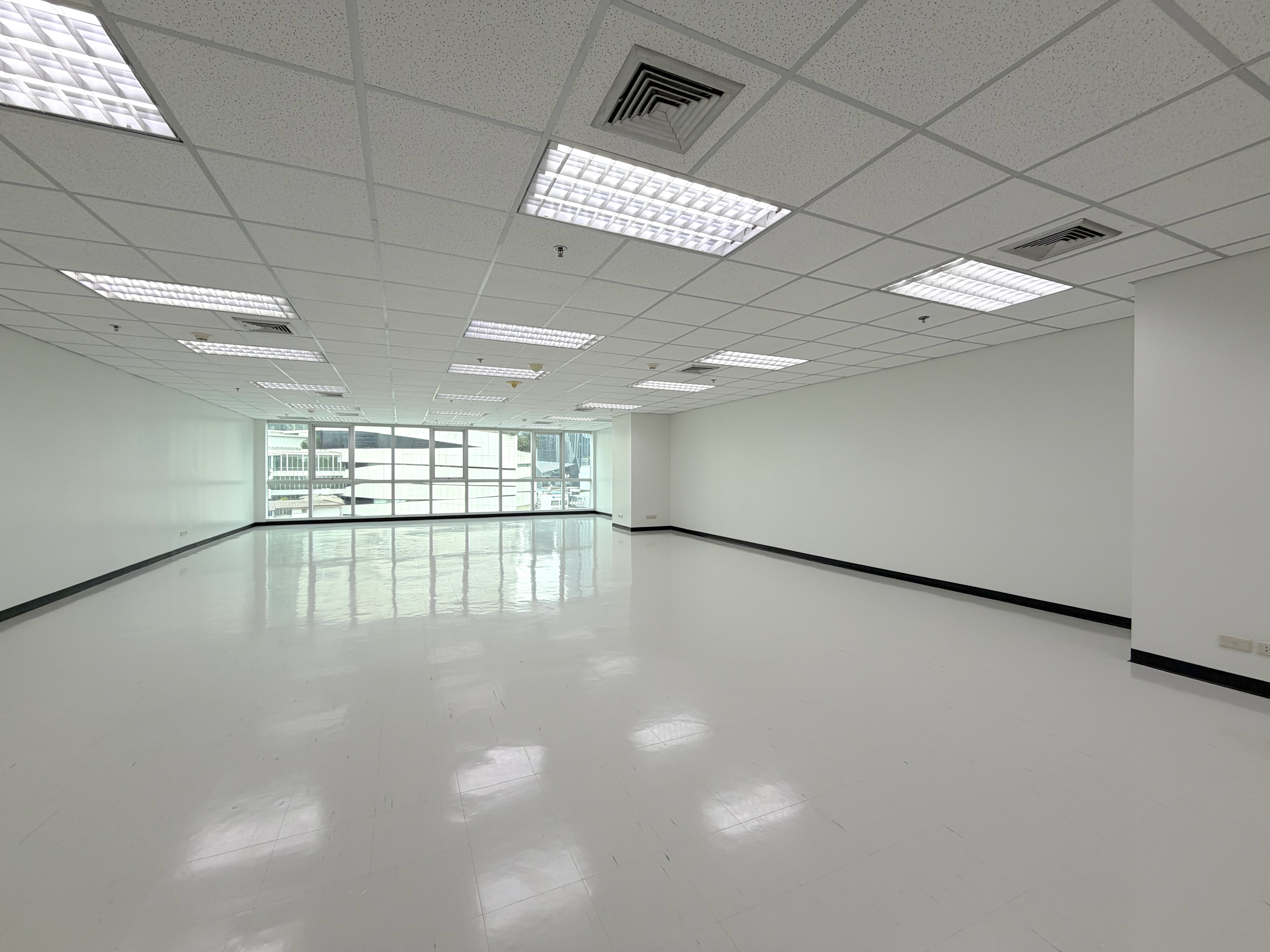 Office 400m from BTS Phrom Phong, 7-11, Café & restaurants On-Site
