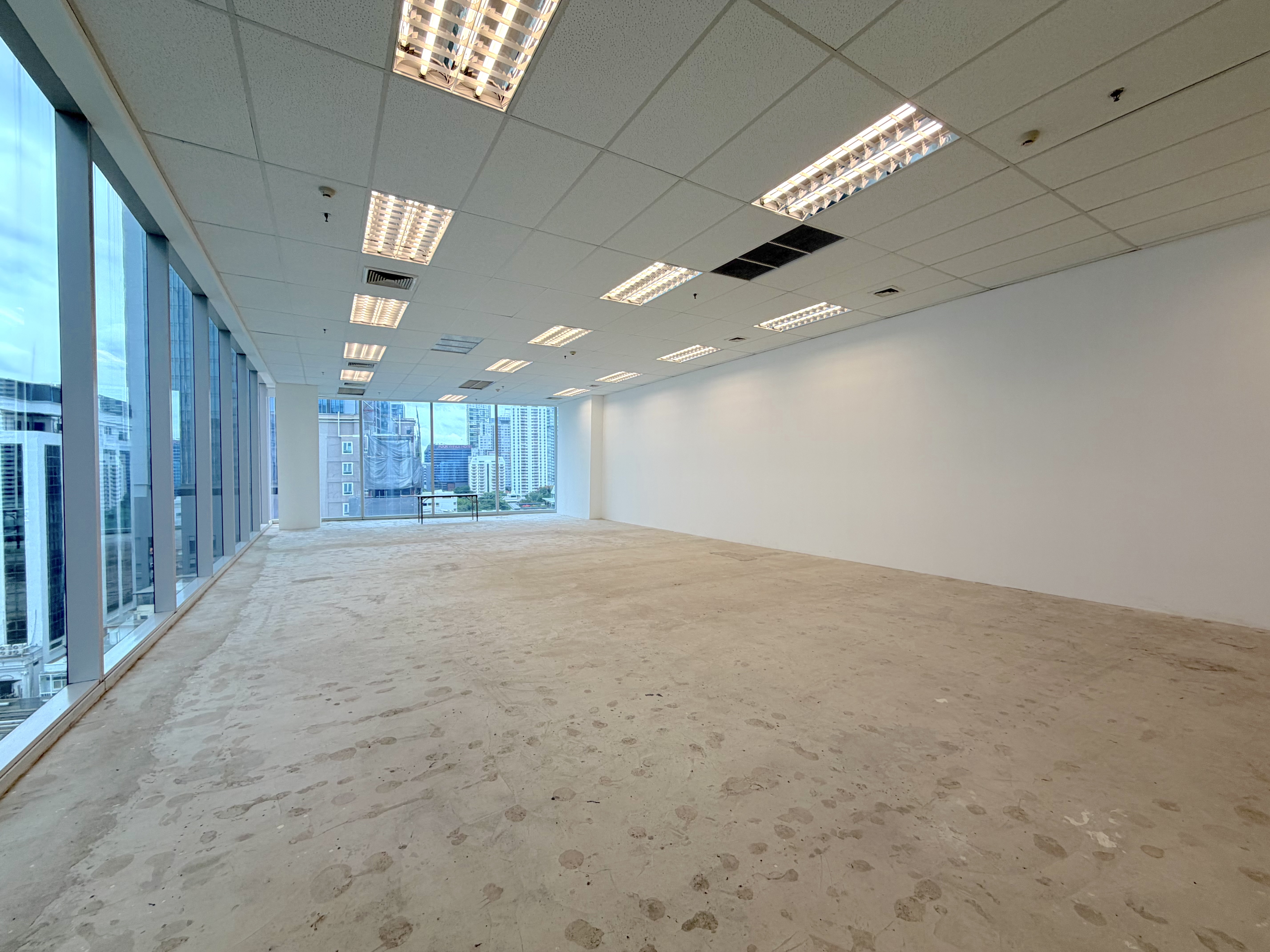 Grade A Office, 190m from BTS Phrom Phong, Corner Unit