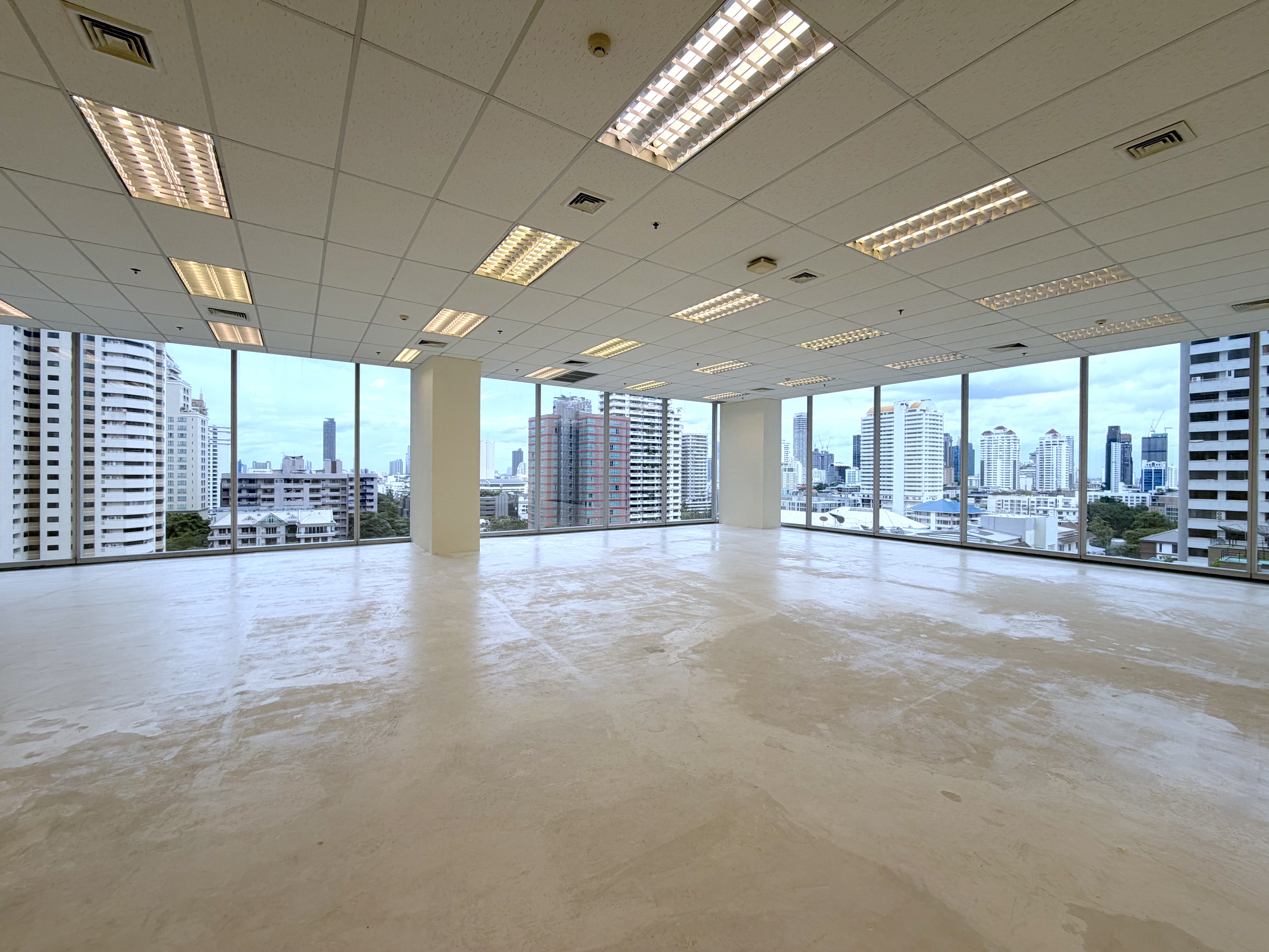 Grade A Office, 190m from BTS Phrom Phong, Corner Unit
