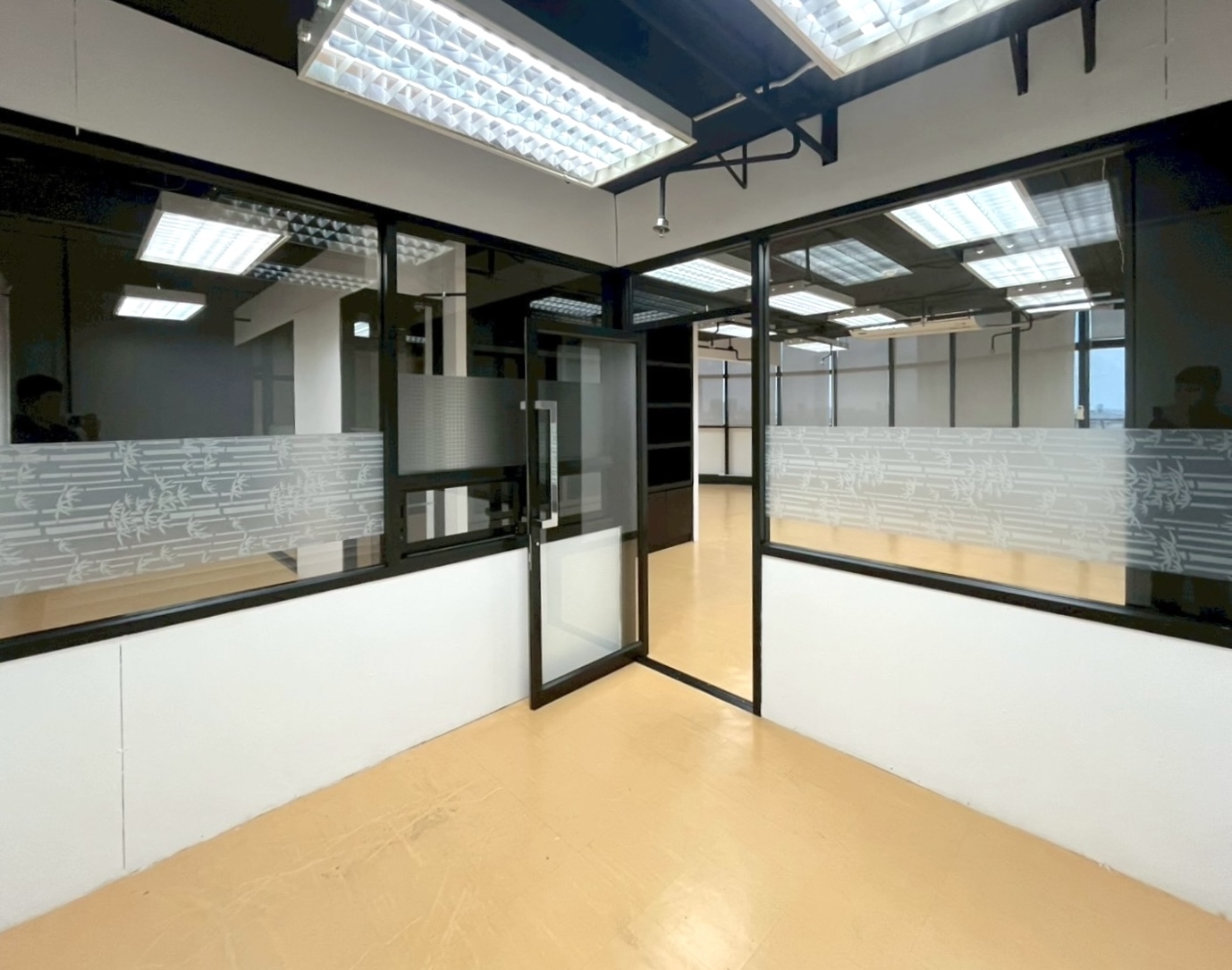 Ekkamai Office, Air con 24hr, Only 650B/sqm, 500m to BTS